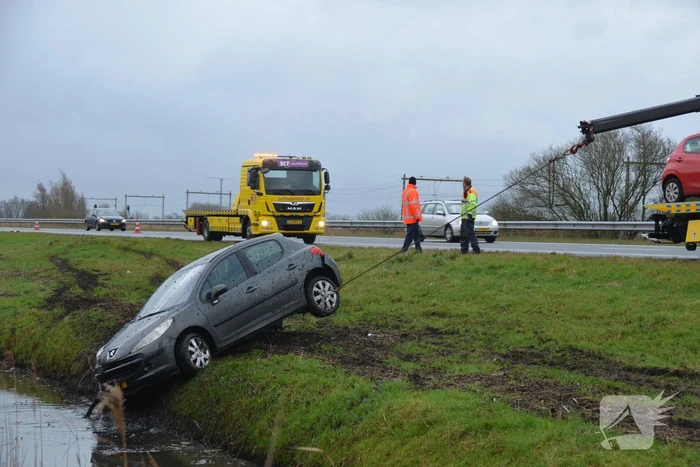 Automobilist eindigt in sloot naast snelweg
