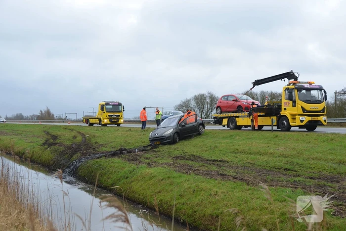 Automobilist eindigt in sloot naast snelweg