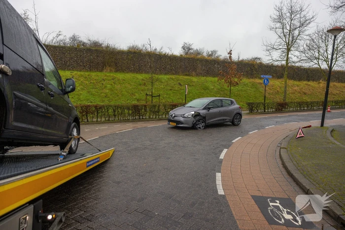 Bestuurder neemt bocht te ruim en veroorzaakt botsing