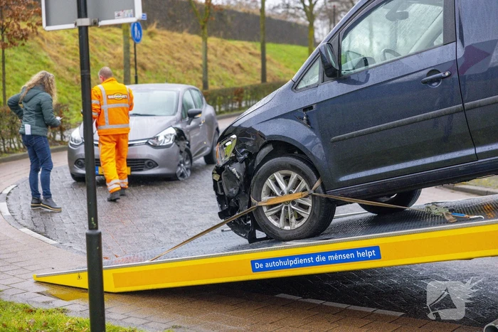 Bestuurder neemt bocht te ruim en veroorzaakt botsing