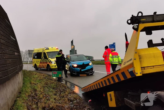 Bestuurster botst achterop aanhanger