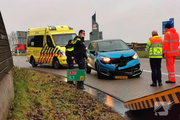 Bestuurster botst achterop aanhanger