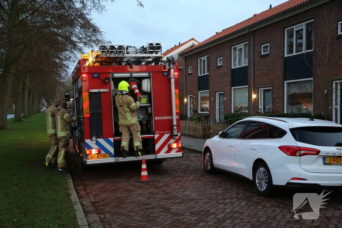 Brandweer spoelt riool na chemische lucht