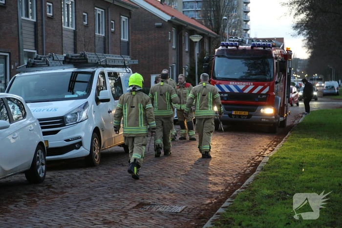 Brandweer spoelt riool na chemische lucht
