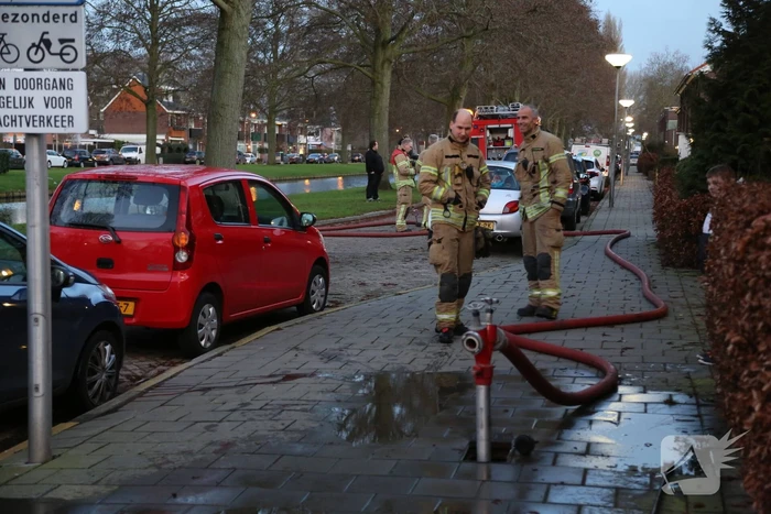 Brandweer spoelt riool na chemische lucht