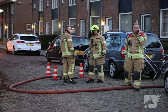 Brandweer spoelt riool na chemische lucht