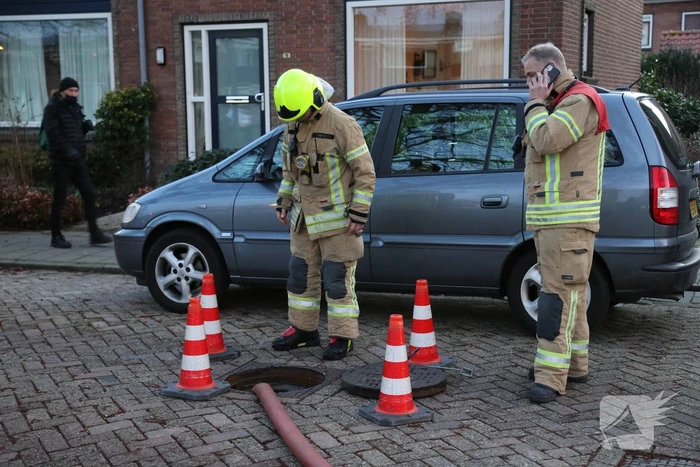 Brandweer spoelt riool na chemische lucht