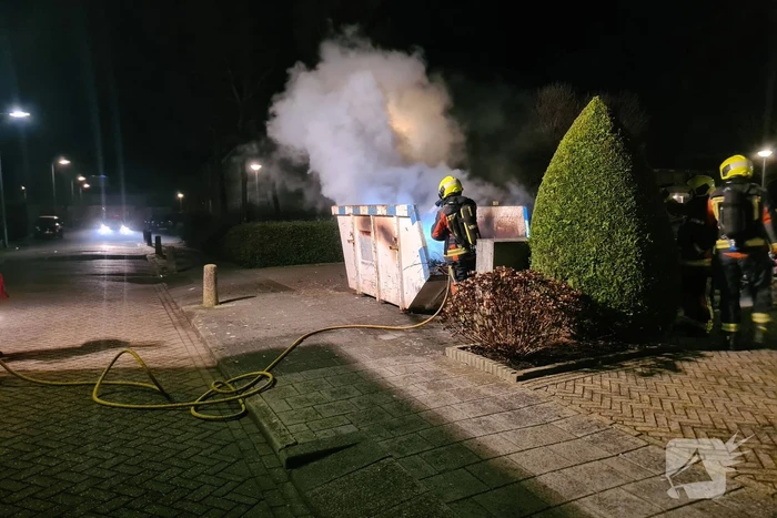 Inhoud bouwcontainer vliegt in brand