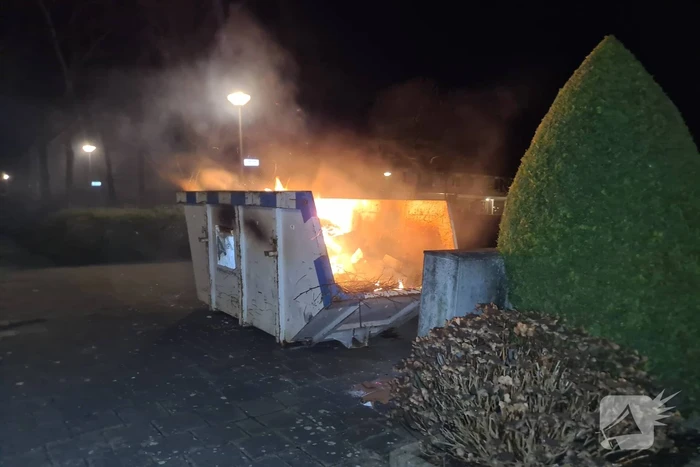 Inhoud bouwcontainer vliegt in brand