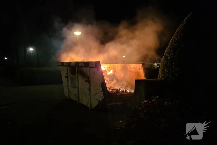 Inhoud bouwcontainer vliegt in brand