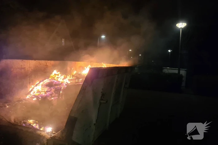 Inhoud bouwcontainer vliegt in brand