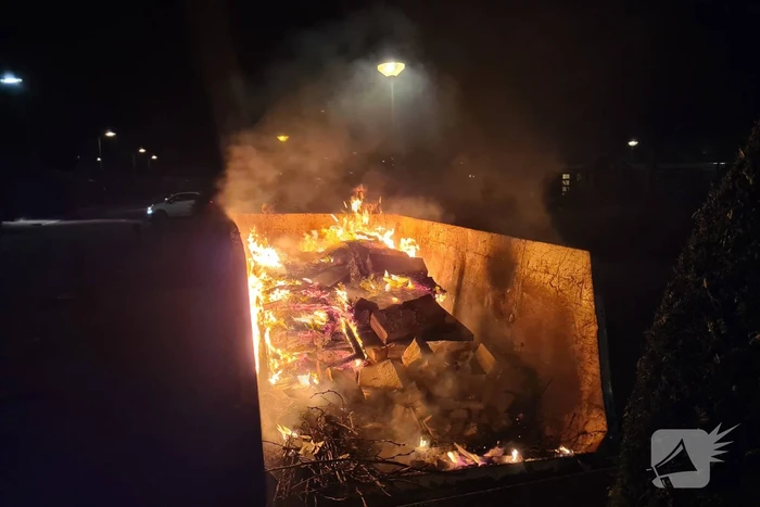 Inhoud bouwcontainer vliegt in brand