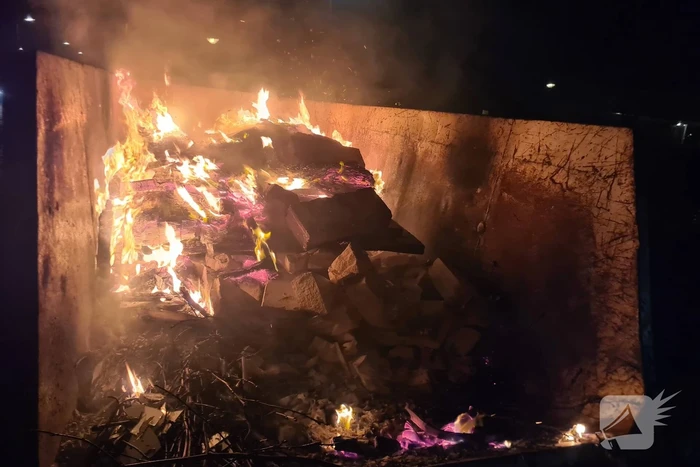 Inhoud bouwcontainer vliegt in brand