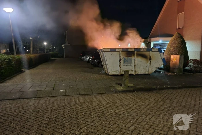 Inhoud bouwcontainer vliegt in brand