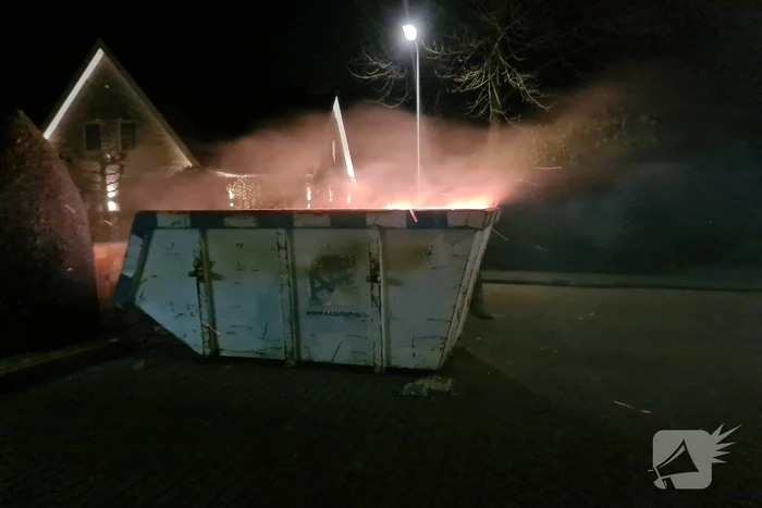 Inhoud bouwcontainer vliegt in brand