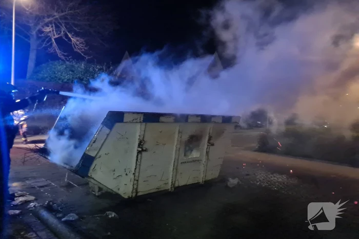 Inhoud bouwcontainer vliegt in brand