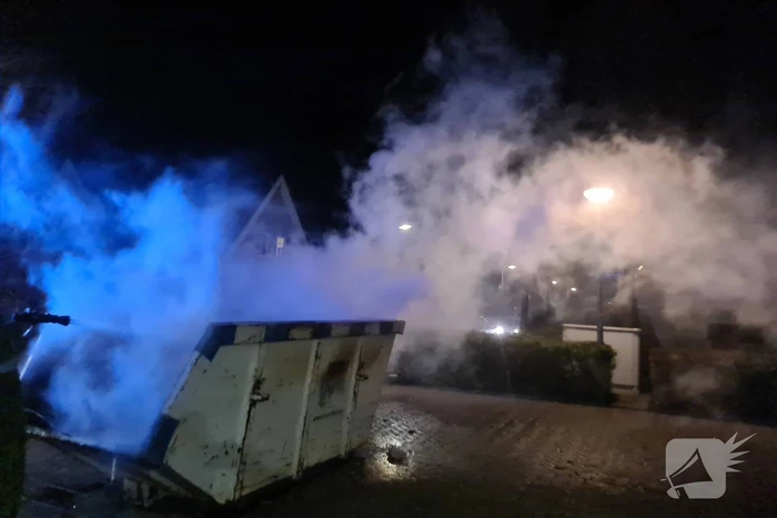 Inhoud bouwcontainer vliegt in brand
