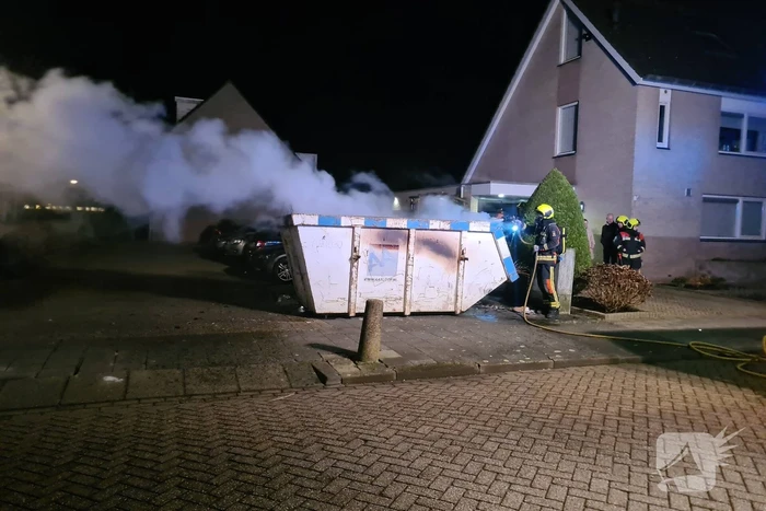Inhoud bouwcontainer vliegt in brand