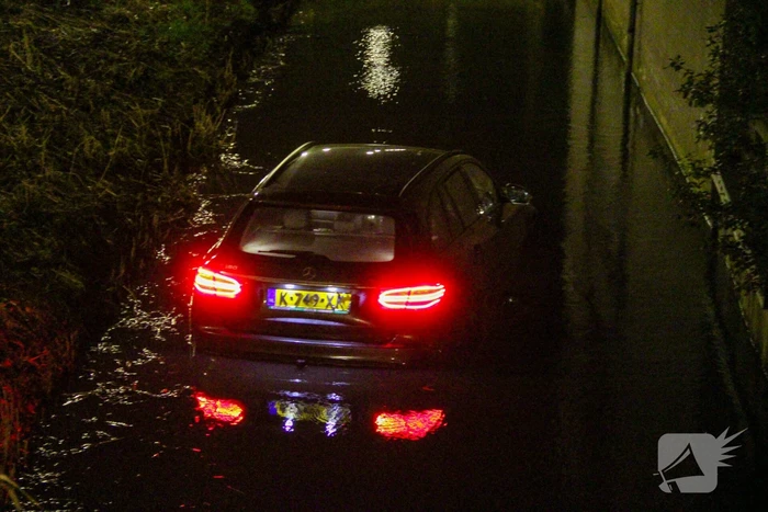 Bestuurder spoorloos na auto te water