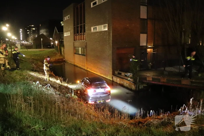 Bestuurder spoorloos na auto te water