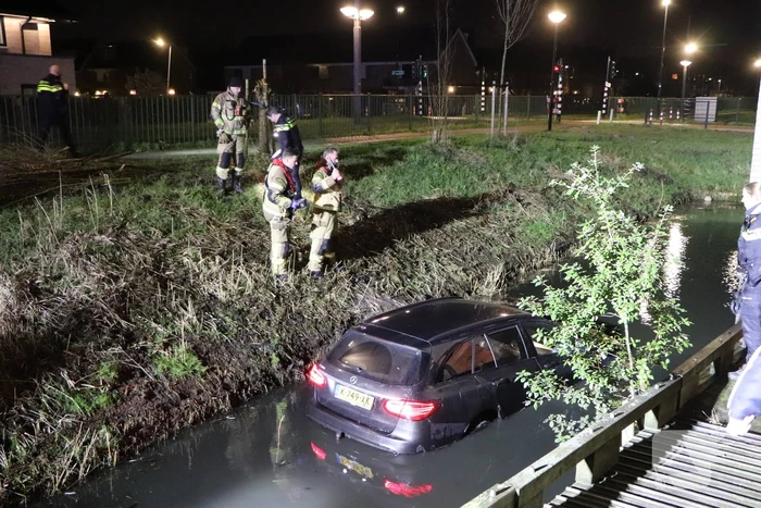 Bestuurder spoorloos na auto te water