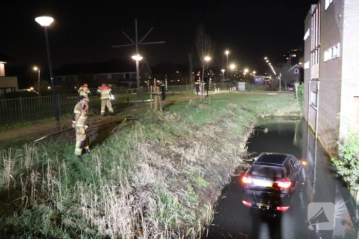 Bestuurder spoorloos na auto te water
