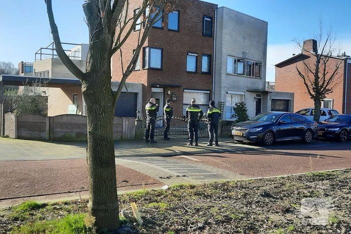 Politie en forensische specialisten doen onderzoek in woning