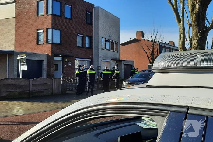 Politie en forensische specialisten doen onderzoek in woning