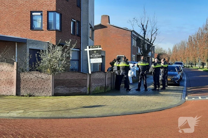 Politie en forensische specialisten doen onderzoek in woning