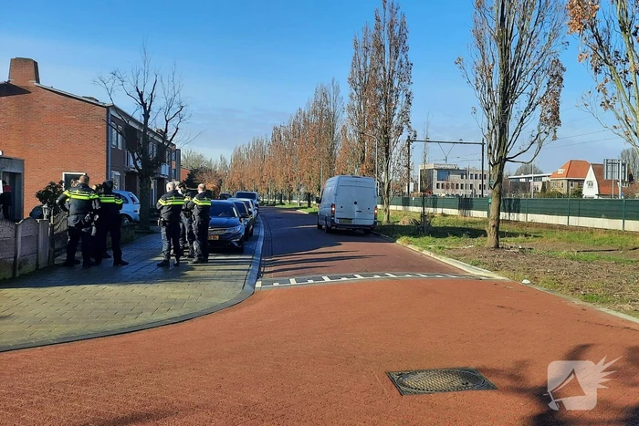Politie en forensische specialisten doen onderzoek in woning