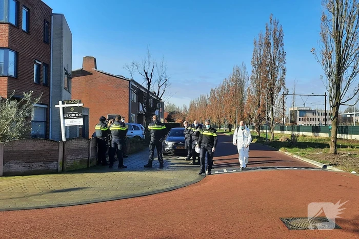 Politie en forensische specialisten doen onderzoek in woning