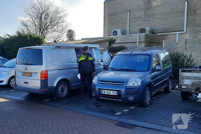 Politie en forensische specialisten doen onderzoek in woning