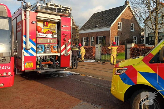 Automobilist botst tegen boom