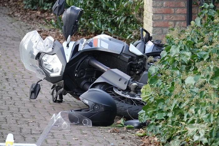 Motorrijder gewond bij aanrijding met busje