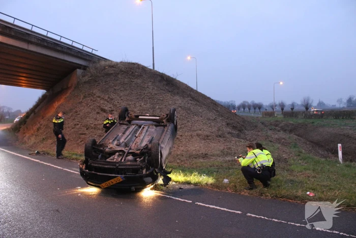 Bestuurder verliest macht over het stuur en slaat met voertuig ondersteboven