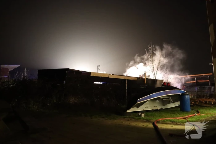 Veel rookontwikkeling bij brand in schuur