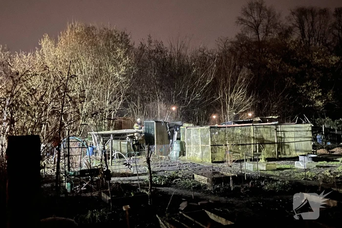 Brandweer blust brand in volkstuin