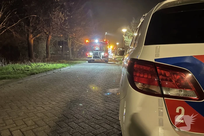 Brandweer blust brand in volkstuin