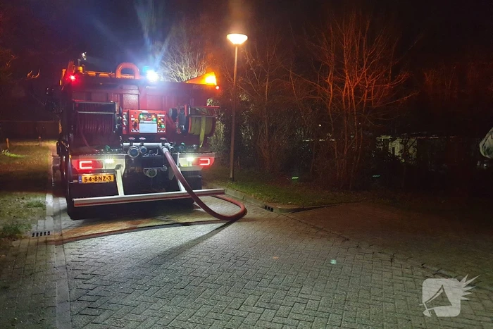 Brandweer blust brand in volkstuin