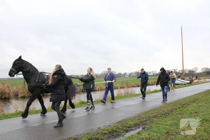 Skûtsje met paard teruggebracht naar ligplek