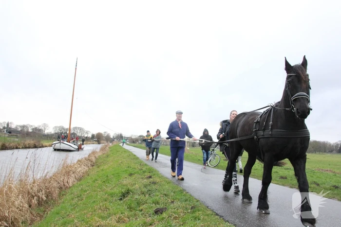 Skûtsje met paard teruggebracht naar ligplek