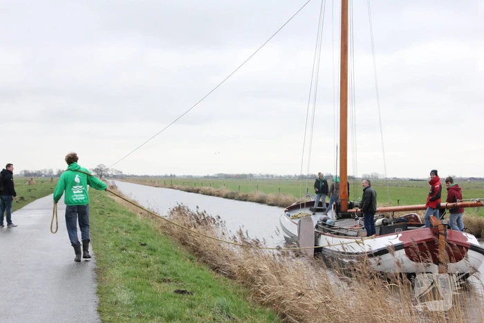 Skûtsje met paard teruggebracht naar ligplek