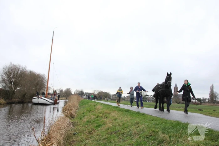 Skûtsje met paard teruggebracht naar ligplek
