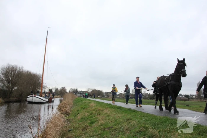 Skûtsje met paard teruggebracht naar ligplek