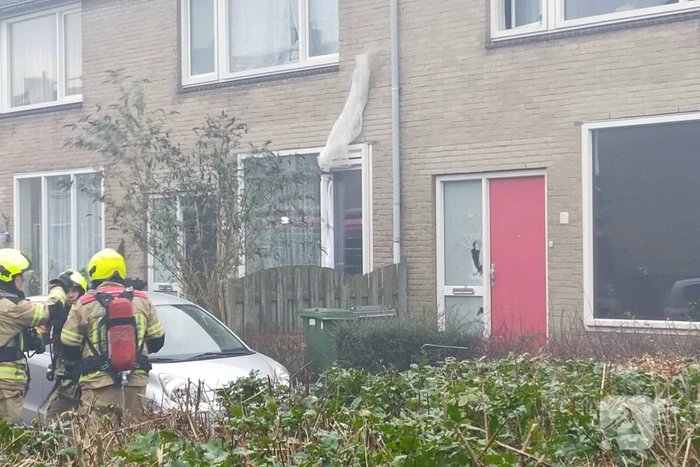 Brand in schutting slaat over naar woning