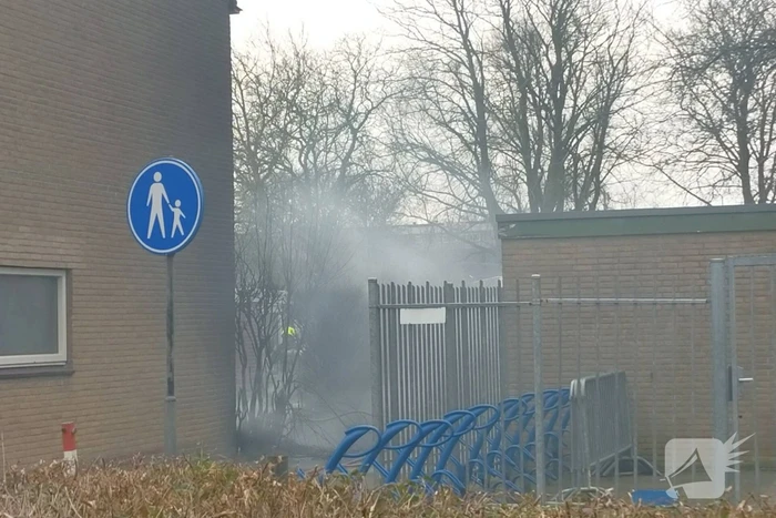 Brand in schutting slaat over naar woning