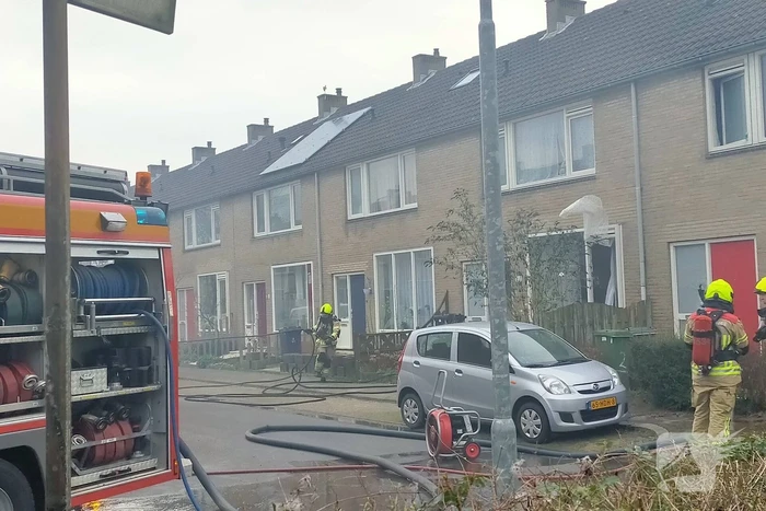 Brand in schutting slaat over naar woning