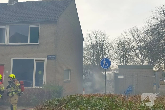 Brand in schutting slaat over naar woning
