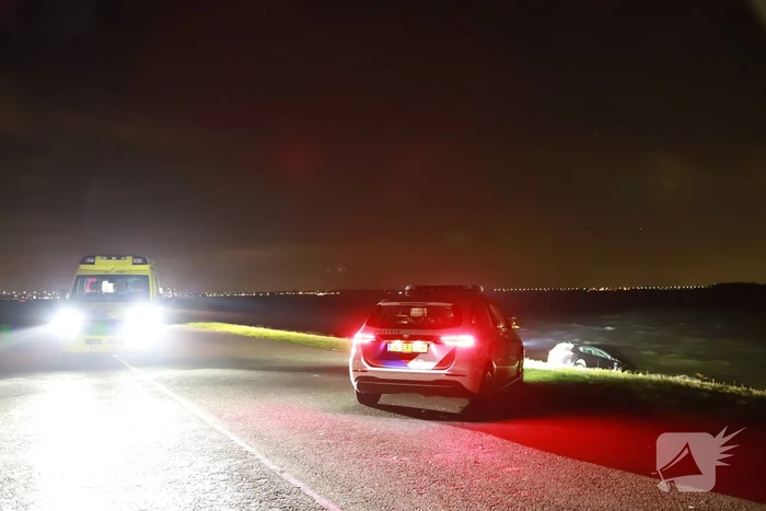 Auto belandt met neus in IJmeer