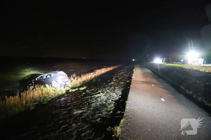 Auto belandt met neus in IJmeer